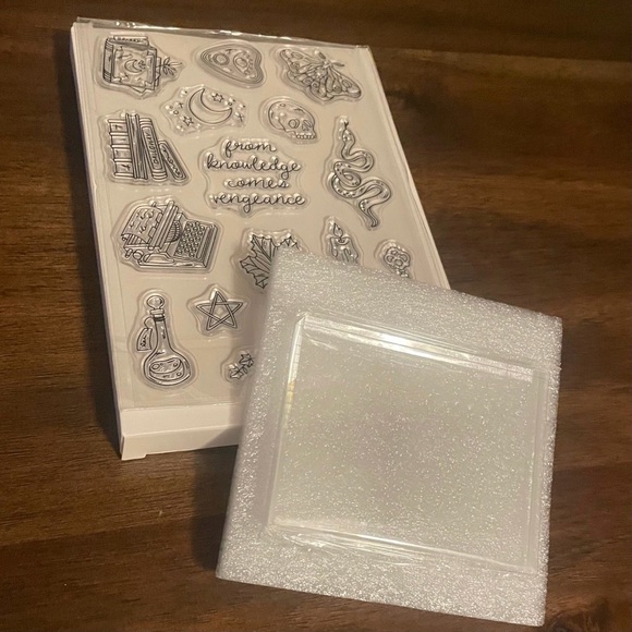 Illumicrate Exclusive Knowledge is Power Dark Academia Stamp Set - Picture 11 of 12